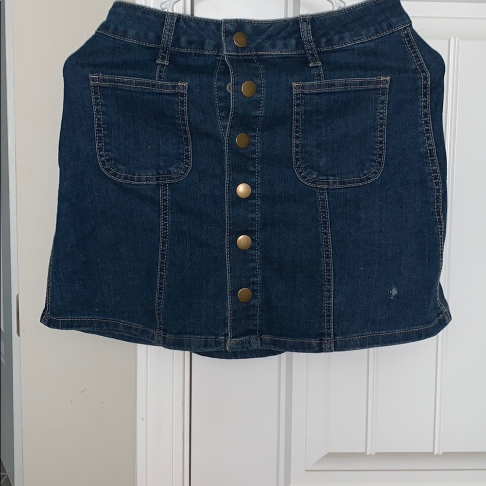 Button skirt altar’d state